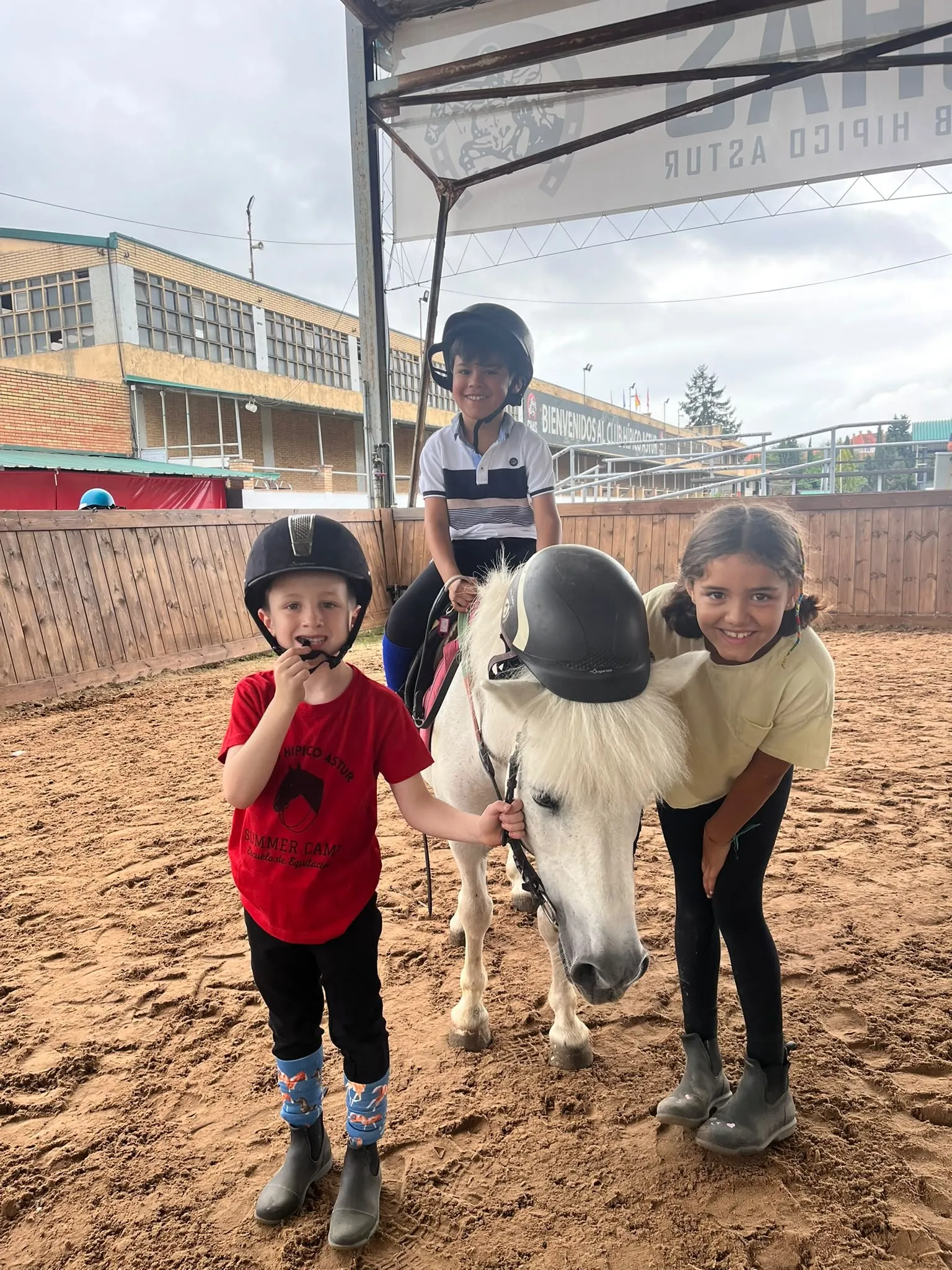 Niños y un poni en la pista cubierta del CHAS